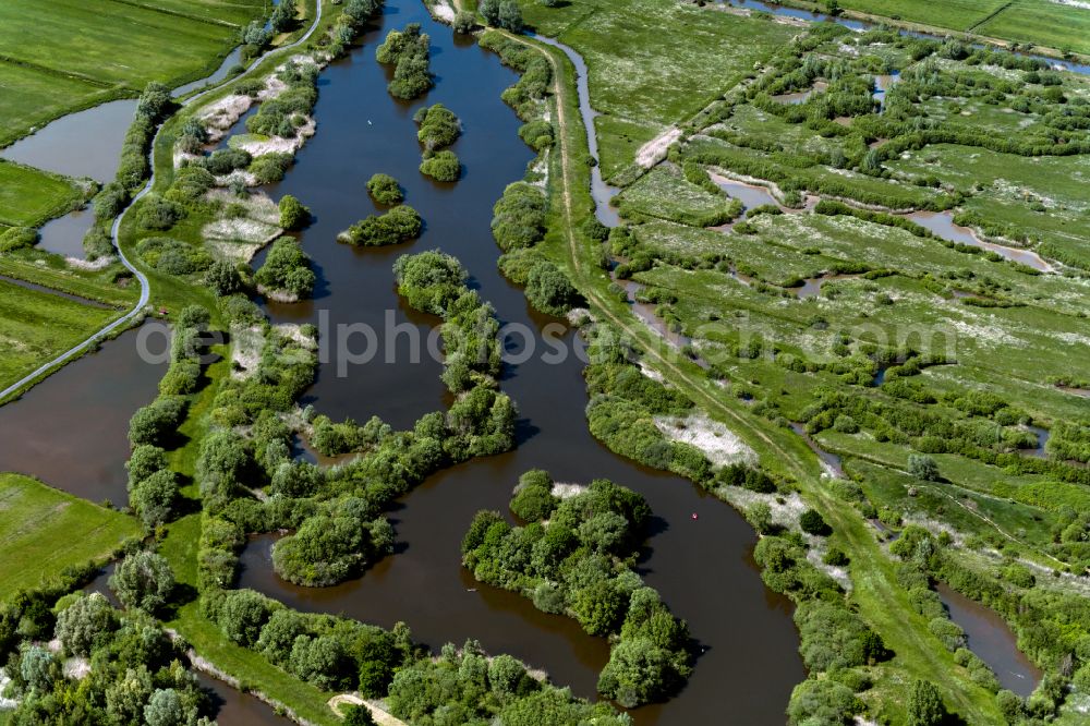 Bremen from the bird's eye view: Riparian areas and flooded flood meadows due to a river bed leading to flood levels Ochtum on street Hoveweg (Mittelshuchting) in the district Mittelshuchting in Bremen, Germany