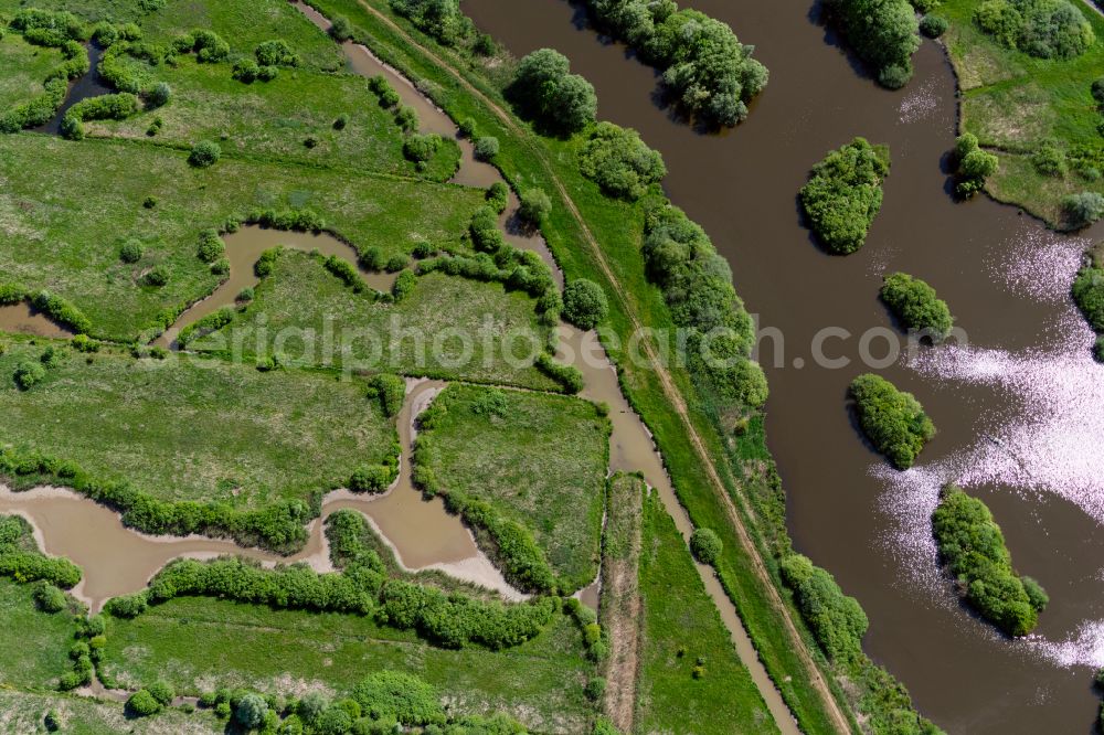 Bremen from the bird's eye view: Riparian areas and flooded flood meadows due to a river bed leading to flood levels Ochtum on street Hoveweg (Mittelshuchting) in the district Mittelshuchting in Bremen, Germany