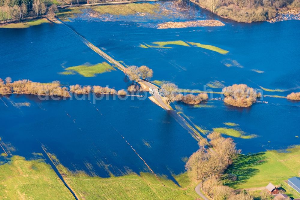 Aerial image Bremervörde - Riparian areas and flooded flood meadows due to a river bed leading to flood levels of Oste in Bremervoerde in the state Lower Saxony, Germany