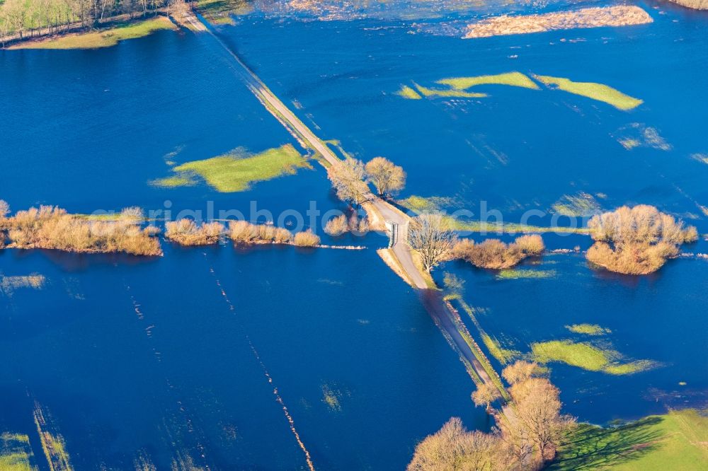 Aerial photograph Bremervörde - Riparian areas and flooded flood meadows due to a river bed leading to flood levels of Oste in Bremervoerde in the state Lower Saxony, Germany