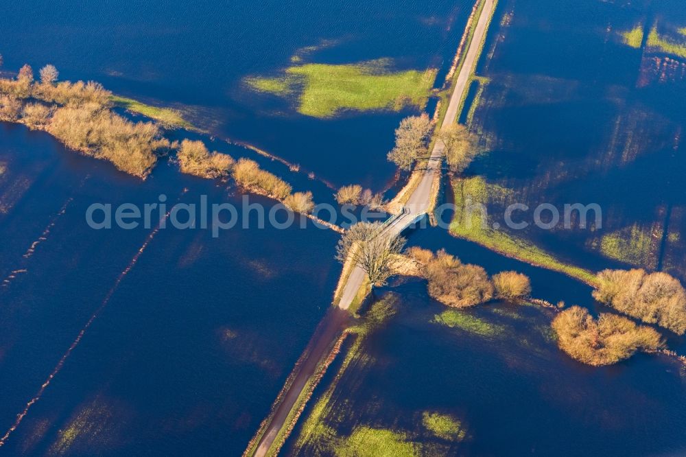 Bremervörde from the bird's eye view: Riparian areas and flooded flood meadows due to a river bed leading to flood levels of Oste in Bremervoerde in the state Lower Saxony, Germany