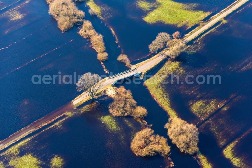 Aerial image Bremervörde - Riparian areas and flooded flood meadows due to a river bed leading to flood levels of Oste in Bremervoerde in the state Lower Saxony, Germany