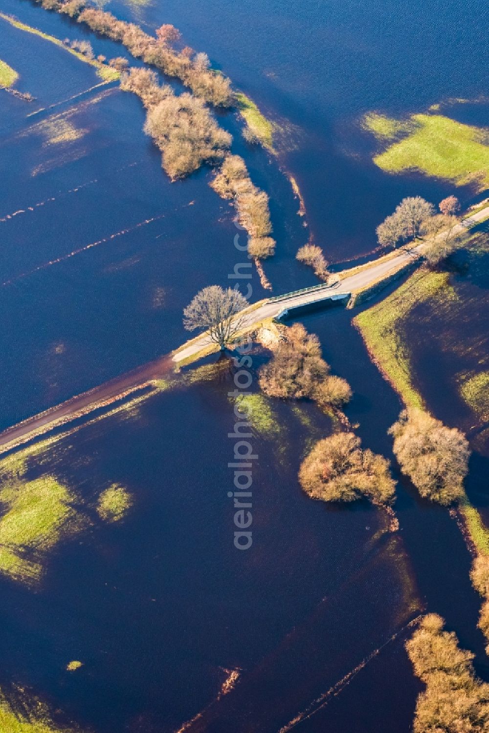 Aerial photograph Bremervörde - Riparian areas and flooded flood meadows due to a river bed leading to flood levels of Oste in Bremervoerde in the state Lower Saxony, Germany