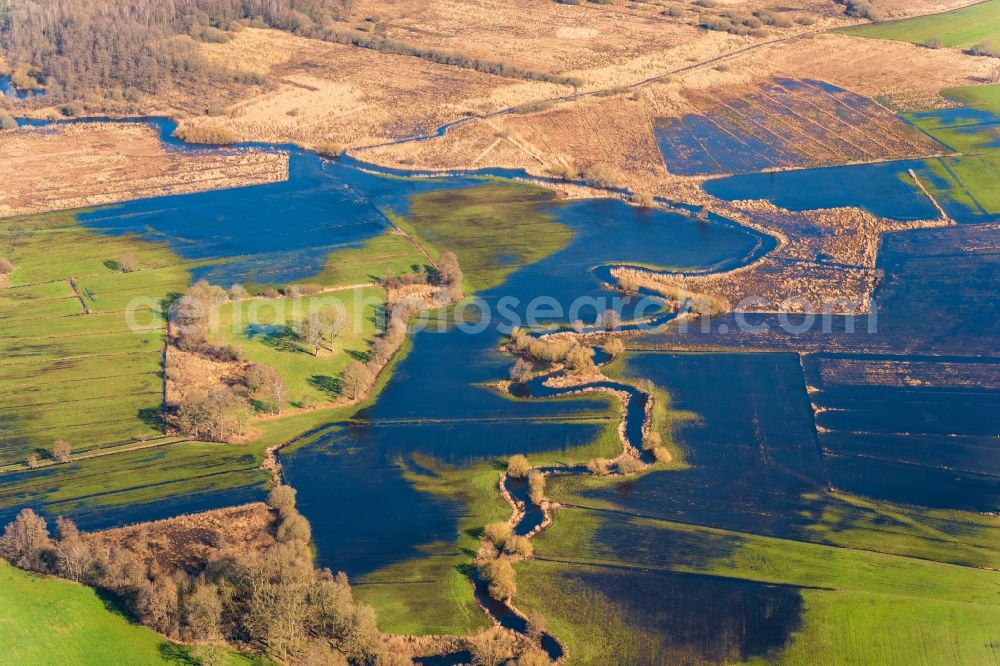 Aerial photograph Bremervörde - Riparian areas and flooded flood meadows due to a river bed leading to flood levels of Oste in Bremervoerde in the state Lower Saxony, Germany