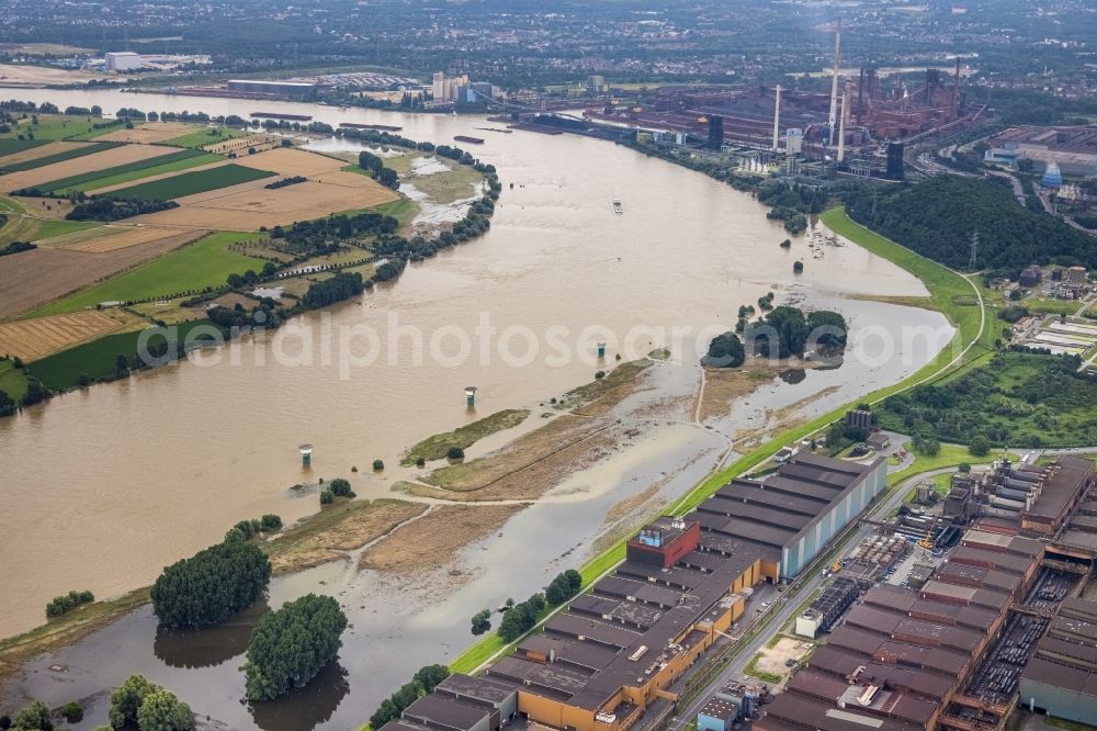 Aerial image Duisburg - Riparian areas and flooded flood meadows due to a river bed leading to flood levels of Rhein on Alsumer Rheinaue in the district Marxloh in Duisburg at Ruhrgebiet in the state North Rhine-Westphalia, Germany