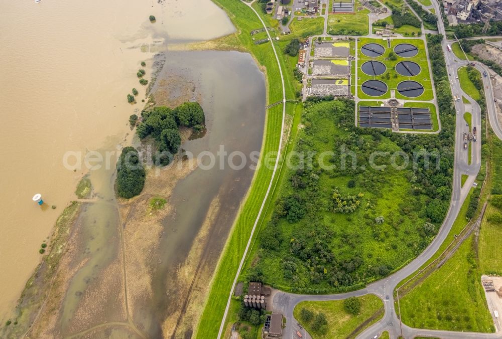 Aerial photograph Duisburg - Riparian areas and flooded flood meadows due to a river bed leading to flood levels of Rhein on Alsumer Rheinaue in the district Marxloh in Duisburg at Ruhrgebiet in the state North Rhine-Westphalia, Germany