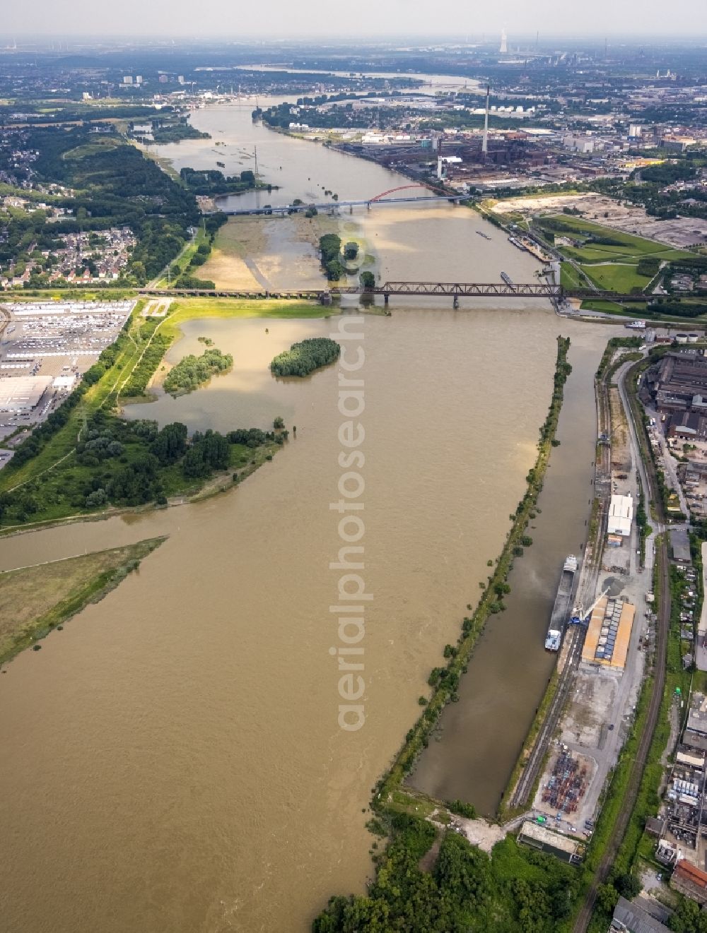 Duisburg from the bird's eye view: Riparian areas and flooded flood meadows due to a river bed leading to flood levels of the Rhine near the Hochfelder Eisenbahnbruecke in Duisburg at Ruhrgebiet in the state North Rhine-Westphalia, Germany