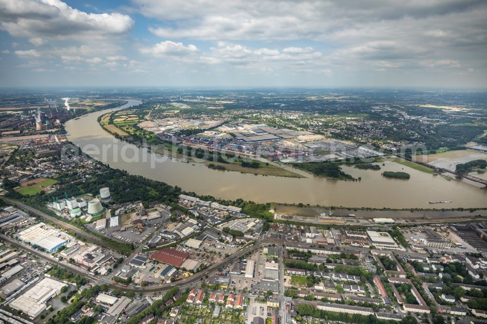 Duisburg from the bird's eye view: Riparian areas and flooded flood meadows due to a river bed leading to flood levels of the Rhine near the Hochfelder Eisenbahnbruecke in Duisburg at Ruhrgebiet in the state North Rhine-Westphalia, Germany