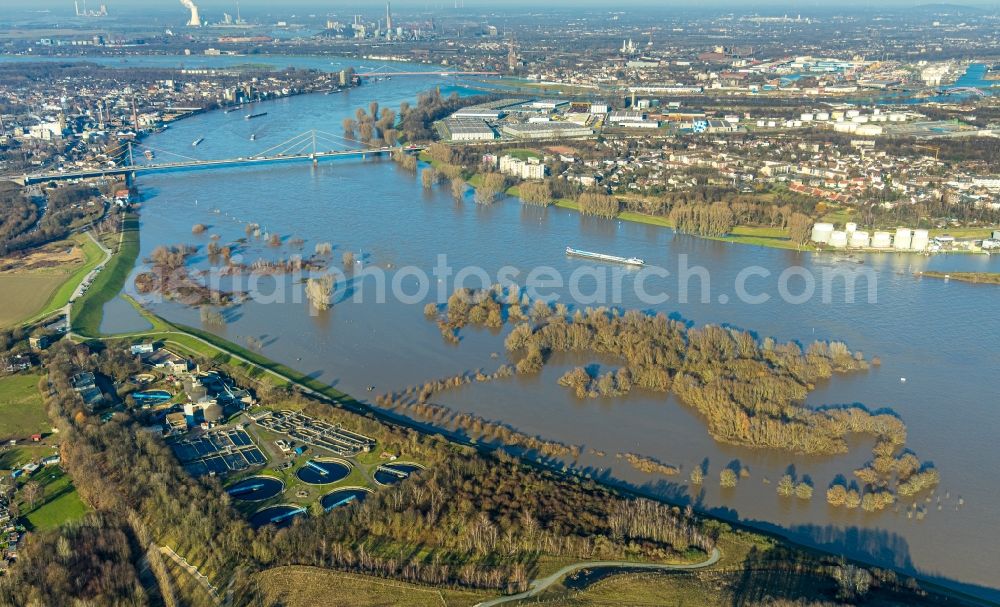 Aerial photograph Duisburg - Riparian areas and flooded flood meadows due to a river bed leading to flood levels of the Rhine river in the district Bergheim in Duisburg in the state North Rhine-Westphalia, Germany