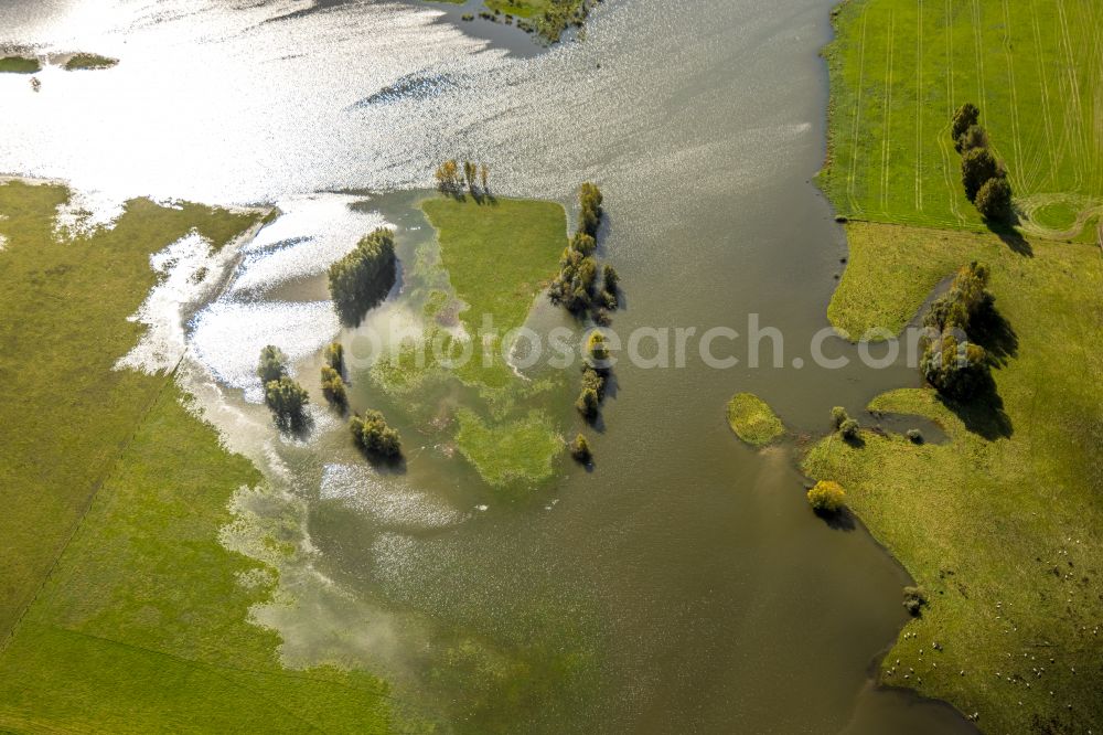 Aerial image Voerde (Niederrhein) - Riparian areas and flooded flood meadows due to a river bed leading to flood levels of the Rhine river in Voerde (Niederrhein) at Ruhrgebiet in the state North Rhine-Westphalia, Germany