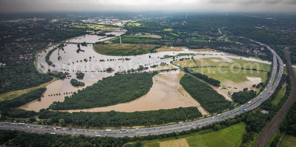 Aerial image Duisburg - Riparian areas and flooded flood meadows due to a river bed leading to flood levels the Ruhr in Duisburg at Ruhrgebiet in the state North Rhine-Westphalia, Germany