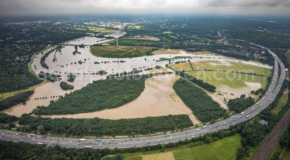 Aerial photograph Duisburg - Riparian areas and flooded flood meadows due to a river bed leading to flood levels the Ruhr in Duisburg at Ruhrgebiet in the state North Rhine-Westphalia, Germany