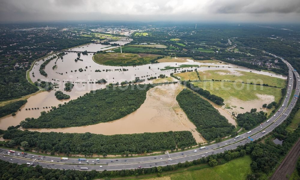 Duisburg from above - Riparian areas and flooded flood meadows due to a river bed leading to flood levels the Ruhr in Duisburg at Ruhrgebiet in the state North Rhine-Westphalia, Germany