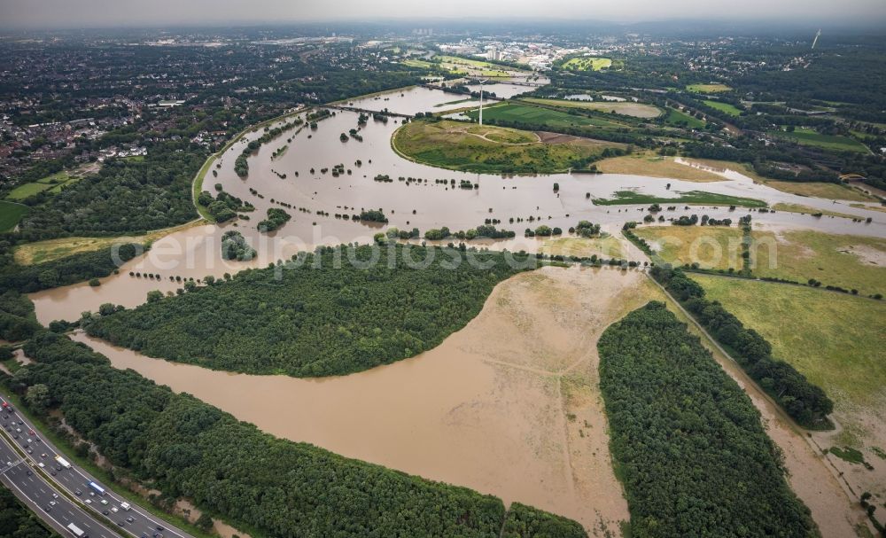 Duisburg from the bird's eye view: Riparian areas and flooded flood meadows due to a river bed leading to flood levels the Ruhr in Duisburg at Ruhrgebiet in the state North Rhine-Westphalia, Germany