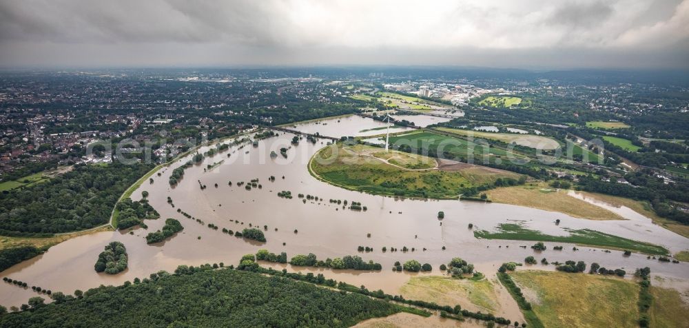 Aerial image Duisburg - Riparian areas and flooded flood meadows due to a river bed leading to flood levels the Ruhr in Duisburg at Ruhrgebiet in the state North Rhine-Westphalia, Germany