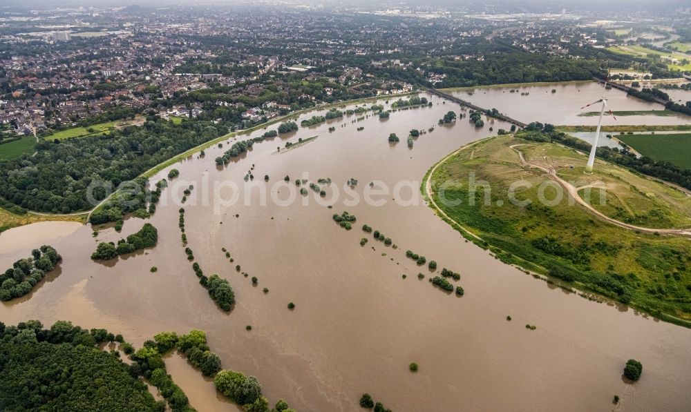 Aerial photograph Duisburg - Riparian areas and flooded flood meadows due to a river bed leading to flood levels the Ruhr in Duisburg at Ruhrgebiet in the state North Rhine-Westphalia, Germany