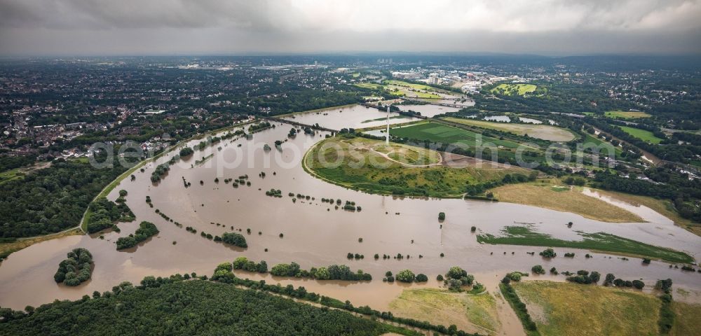 Duisburg from above - Riparian areas and flooded flood meadows due to a river bed leading to flood levels the Ruhr in Duisburg at Ruhrgebiet in the state North Rhine-Westphalia, Germany