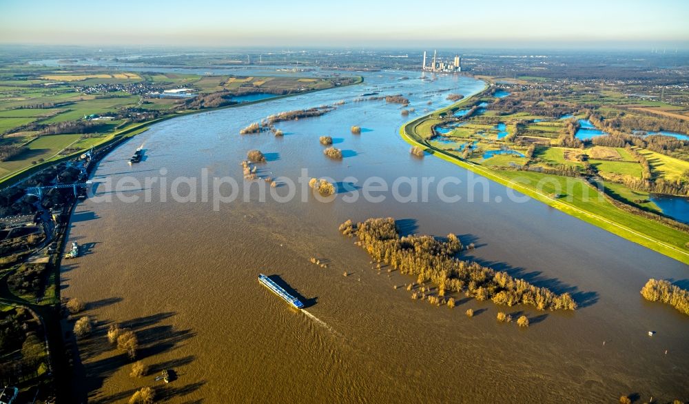 Aerial image Duisburg - Riparian areas and flooded flood meadows due to a river bed leading to flood levels of the Rhine river in the district Alt-Walsum in Duisburg in the state North Rhine-Westphalia, Germany