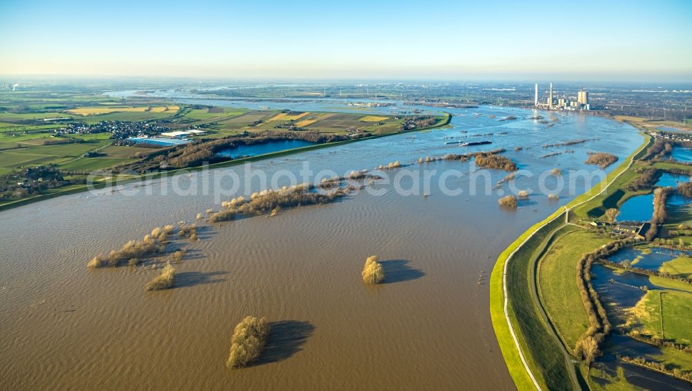 Aerial photograph Duisburg - Riparian areas and flooded flood meadows due to a river bed leading to flood levels of the Rhine river in the district Alt-Walsum in Duisburg in the state North Rhine-Westphalia, Germany