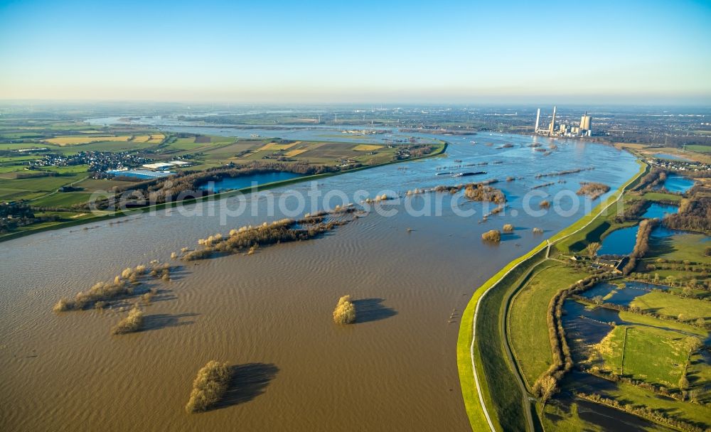 Duisburg from above - Riparian areas and flooded flood meadows due to a river bed leading to flood levels of the Rhine river in the district Alt-Walsum in Duisburg in the state North Rhine-Westphalia, Germany