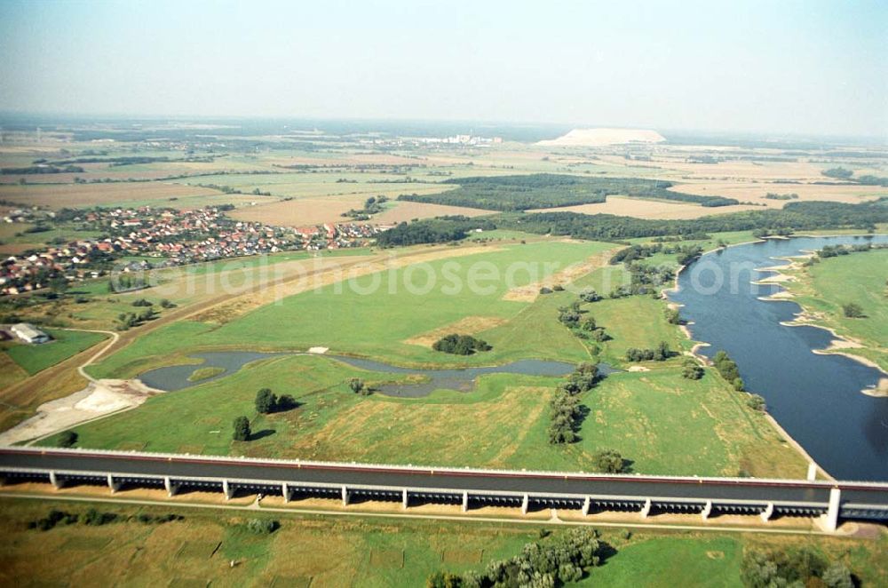 Rothensee from the bird's eye view: Blick auf die Überflutungsflächen an der Kanalbrücke bei Rothensee/Hohenwarthe am Wasserstraßenkreuz Magdeburg.