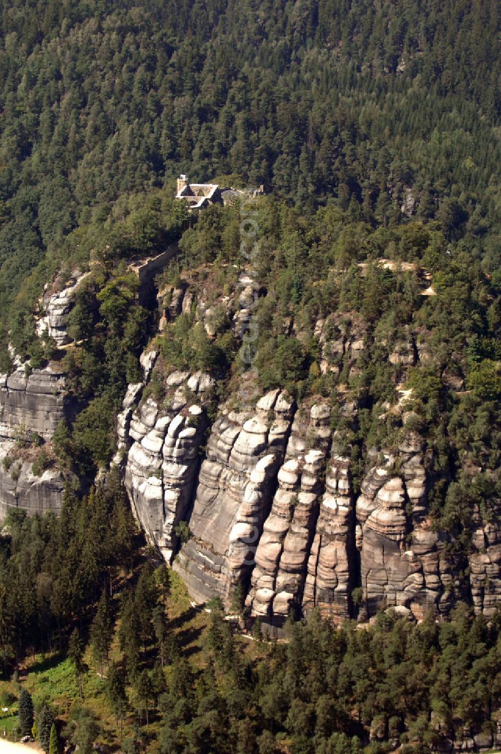 Aerial image Oybin - Der Oybin ist ein Berg des Zittauer Gebirges (514 m) oberhalb des gleichnamigen Ortes mit den Ruinen der Burg Oybin, die Kaiser Karl IV. zu seinem Alterssitz ausbauen ließ, und eines Klosters der Cölestiner, das 1369 gegründet worden ist. Kontakt Burg und Kloster Oybin: Tel. +49(0)35844 73313, Email: info@burgundkloster-oybin.de