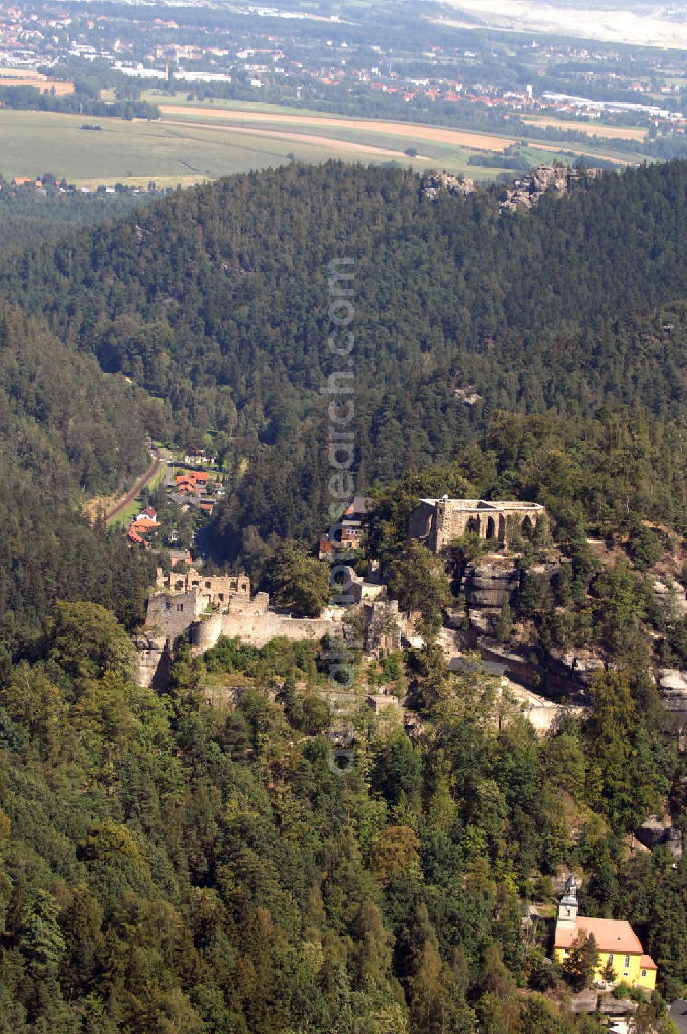 Oybin from above - Der Oybin ist ein Berg des Zittauer Gebirges (514 m) oberhalb des gleichnamigen Ortes mit den Ruinen der Burg Oybin, die Kaiser Karl IV. zu seinem Alterssitz ausbauen ließ, und eines Klosters der Cölestiner, das 1369 gegründet worden ist. Kontakt Burg und Kloster Oybin: Tel. +49(0)35844 73313, Email: info@burgundkloster-oybin.de