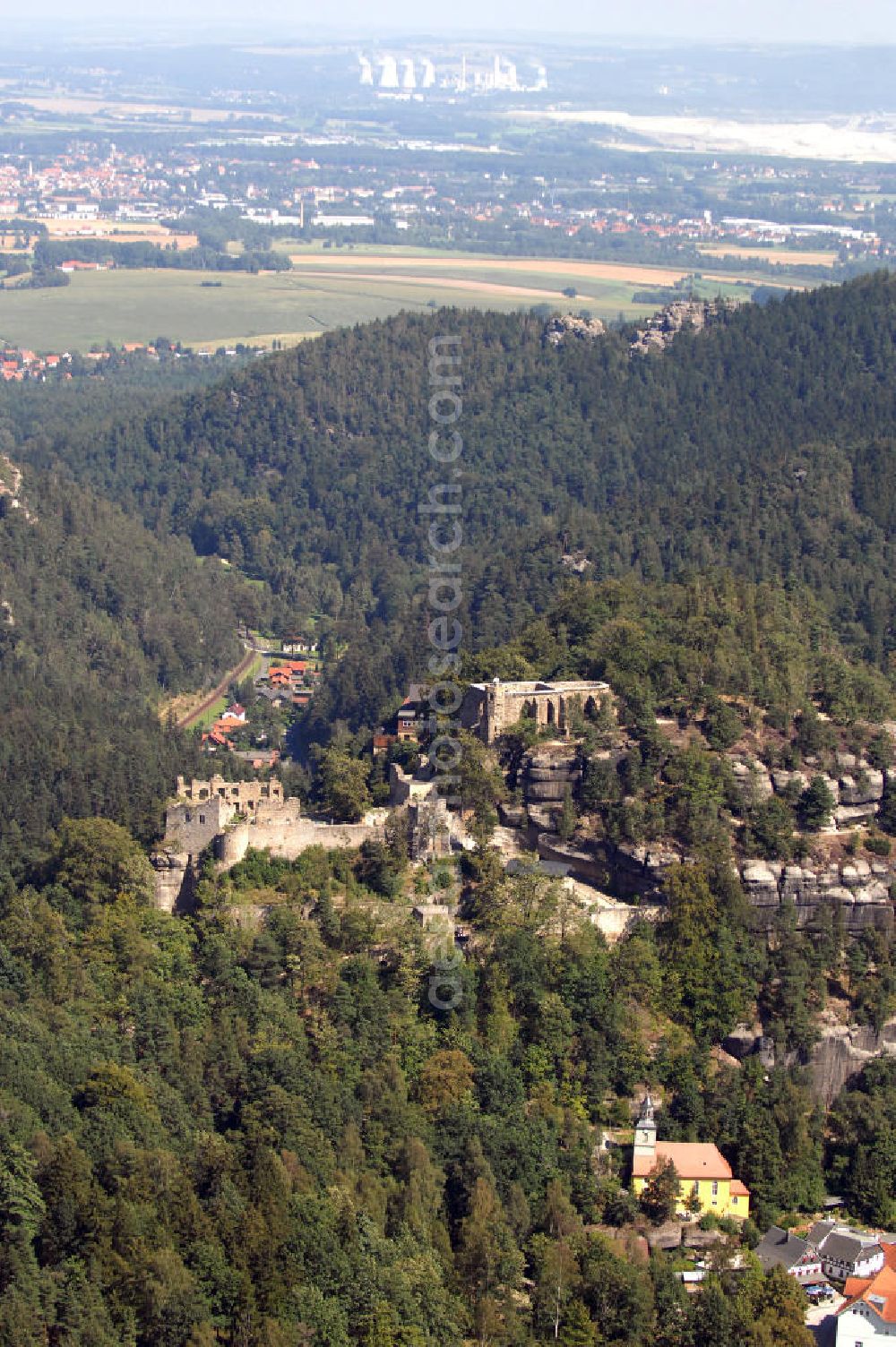 Oybin from the bird's eye view: Der Oybin ist ein Berg des Zittauer Gebirges (514 m) oberhalb des gleichnamigen Ortes mit den Ruinen der Burg Oybin, die Kaiser Karl IV. zu seinem Alterssitz ausbauen ließ, und eines Klosters der Cölestiner, das 1369 gegründet worden ist. Kontakt Burg und Kloster Oybin: Tel. +49(0)35844 73313, Email: info@burgundkloster-oybin.de