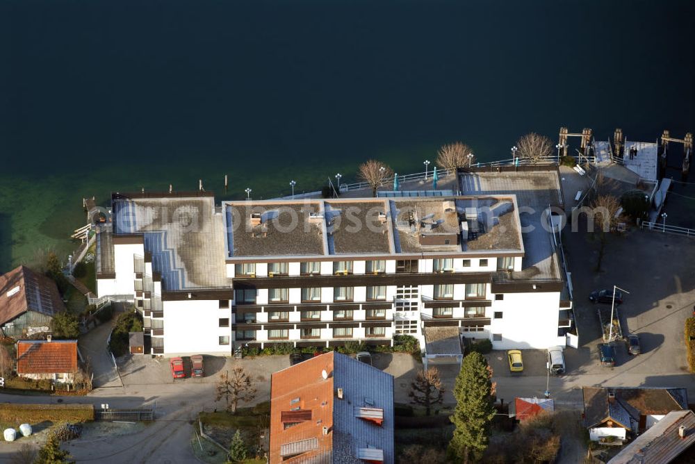 Berg from the bird's eye view: Blick auf das Seehotel Leonie in Berg am Starnbergersee. Kontakt: Seehotel Leoni GmbH, Assenbucher Str. 44, 82335 Berg, Tel. 08151/5060, Fax 08151/506140