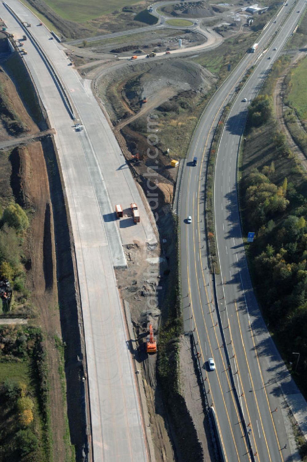 Eisenach from the bird's eye view: Blick auf die Baustelle des Übergang der alten A4 auf die neue A4 nahe der neuen Anschlussstelle Eisenach-West. Der Neubau ist Teil des Projekt Nordverlegung / Umfahrung Hörselberge der Autobahn E40 / A4 in Thüringen bei Eisenach. Durchgeführt werden die im Zuge dieses Projektes notwendigen Arbeiten unter an derem von den Mitarbeitern der Niederlassung Weimar der EUROVIA Verkehrsbau Union sowie der Niederlassungen Abbruch und Erdbau, Betonstraßenbau, Ingenieurbau und TECO Schallschutz der EUROVIA Beton sowie der DEGES.