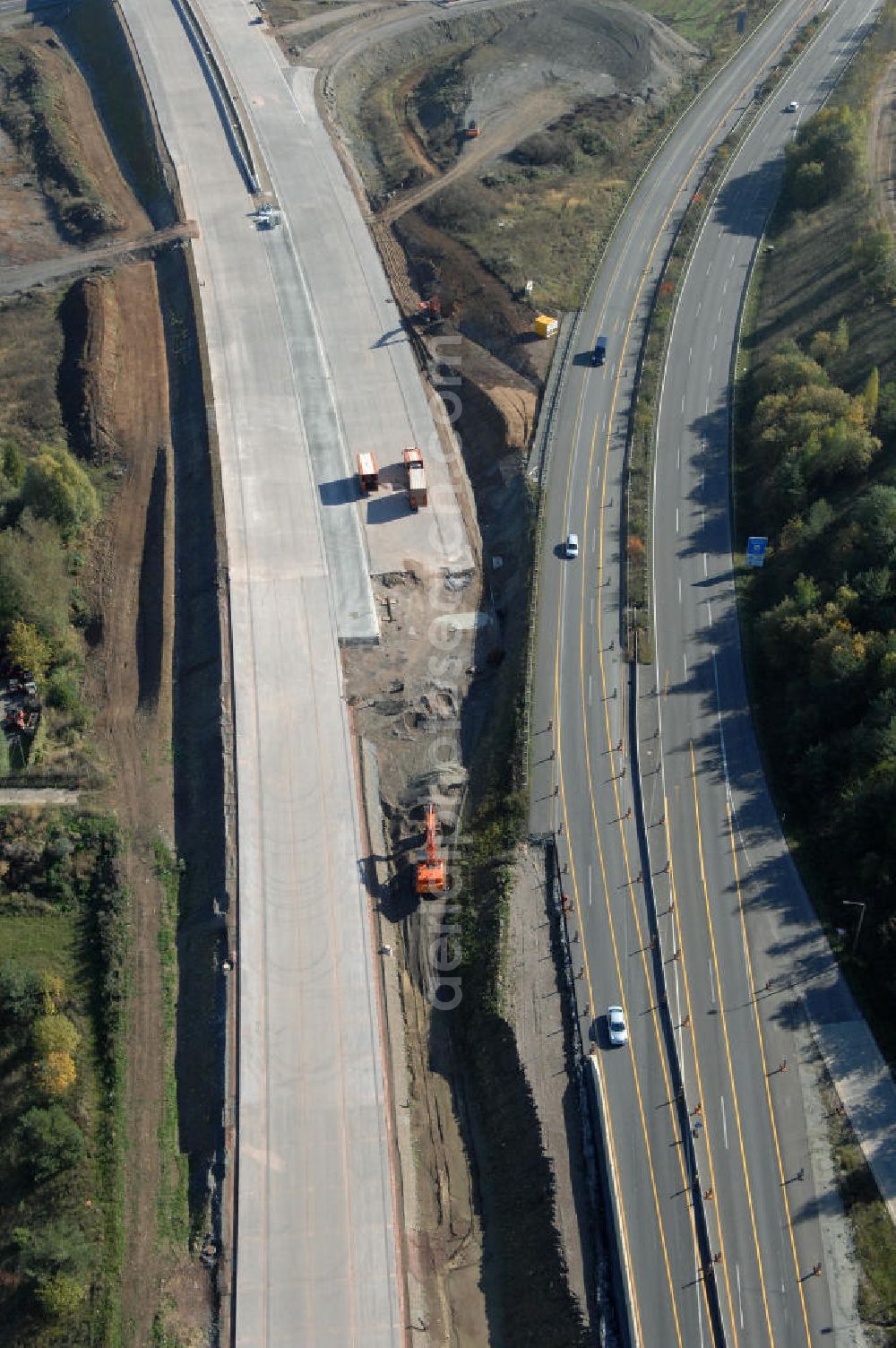 Aerial image Eisenach - Blick auf die Baustelle des Übergang der alten A4 auf die neue A4 nahe der neuen Anschlussstelle Eisenach-West. Der Neubau ist Teil des Projekt Nordverlegung / Umfahrung Hörselberge der Autobahn E40 / A4 in Thüringen bei Eisenach. Durchgeführt werden die im Zuge dieses Projektes notwendigen Arbeiten unter an derem von den Mitarbeitern der Niederlassung Weimar der EUROVIA Verkehrsbau Union sowie der Niederlassungen Abbruch und Erdbau, Betonstraßenbau, Ingenieurbau und TECO Schallschutz der EUROVIA Beton sowie der DEGES.