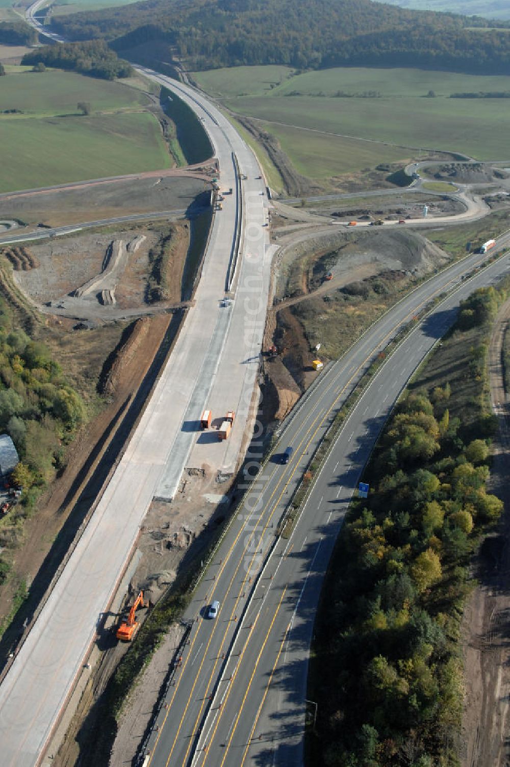 Aerial photograph Eisenach - Blick auf die Baustelle des Übergang der alten A4 auf die neue A4 nahe der neuen Anschlussstelle Eisenach-West. Der Neubau ist Teil des Projekt Nordverlegung / Umfahrung Hörselberge der Autobahn E40 / A4 in Thüringen bei Eisenach. Durchgeführt werden die im Zuge dieses Projektes notwendigen Arbeiten unter an derem von den Mitarbeitern der Niederlassung Weimar der EUROVIA Verkehrsbau Union sowie der Niederlassungen Abbruch und Erdbau, Betonstraßenbau, Ingenieurbau und TECO Schallschutz der EUROVIA Beton sowie der DEGES.