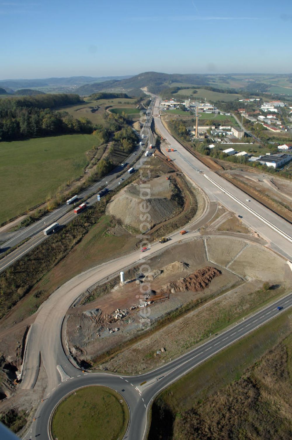 Eisenach from the bird's eye view: Blick auf die Baustelle des Übergang der alten A4 auf die neue A4 nahe der neuen Anschlussstelle Eisenach-West. Der Neubau ist Teil des Projekt Nordverlegung / Umfahrung Hörselberge der Autobahn E40 / A4 in Thüringen bei Eisenach. Durchgeführt werden die im Zuge dieses Projektes notwendigen Arbeiten unter an derem von den Mitarbeitern der Niederlassung Weimar der EUROVIA Verkehrsbau Union sowie der Niederlassungen Abbruch und Erdbau, Betonstraßenbau, Ingenieurbau und TECO Schallschutz der EUROVIA Beton sowie der DEGES.