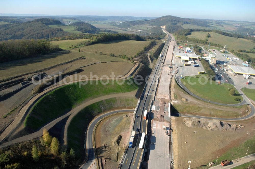 Aerial image Eisenach - Blick auf die Baustelle des Übergang der alten A4 auf die neue A4 nahe der neuen Anschlussstelle Eisenach-West. Der Neubau ist Teil des Projekt Nordverlegung / Umfahrung Hörselberge der Autobahn E40 / A4 in Thüringen bei Eisenach. Durchgeführt werden die im Zuge dieses Projektes notwendigen Arbeiten unter an derem von den Mitarbeitern der Niederlassung Weimar der EUROVIA Verkehrsbau Union sowie der Niederlassungen Abbruch und Erdbau, Betonstraßenbau, Ingenieurbau und TECO Schallschutz der EUROVIA Beton sowie der DEGES.