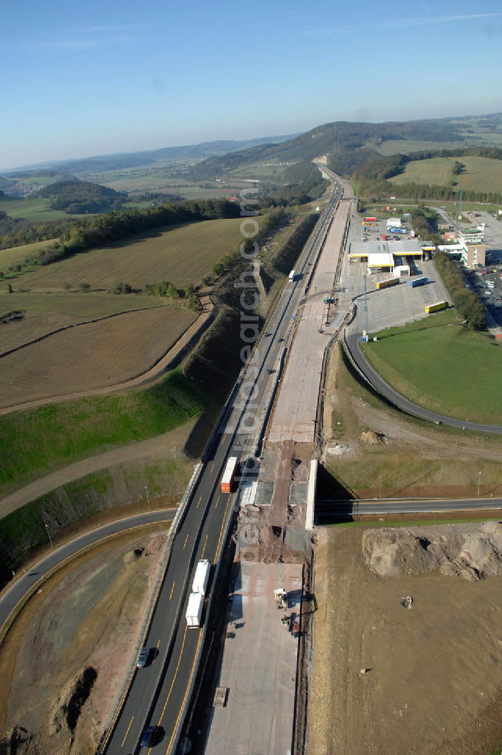 Aerial photograph Eisenach - Blick auf die Baustelle des Übergang der alten A4 auf die neue A4 nahe der neuen Anschlussstelle Eisenach-West. Der Neubau ist Teil des Projekt Nordverlegung / Umfahrung Hörselberge der Autobahn E40 / A4 in Thüringen bei Eisenach. Durchgeführt werden die im Zuge dieses Projektes notwendigen Arbeiten unter an derem von den Mitarbeitern der Niederlassung Weimar der EUROVIA Verkehrsbau Union sowie der Niederlassungen Abbruch und Erdbau, Betonstraßenbau, Ingenieurbau und TECO Schallschutz der EUROVIA Beton sowie der DEGES.