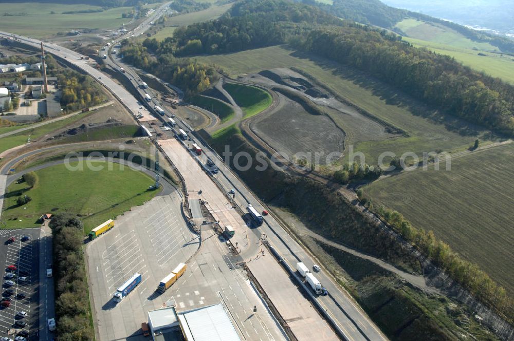 Eisenach from the bird's eye view: Blick über die Raststätte Eisenach auf die Baustelle des Übergang der alten A4 auf die neue A4 nahe der neuen Anschlussstelle Eisenach-West. Der Neubau ist Teil des Projekt Nordverlegung / Umfahrung Hörselberge der Autobahn E40 / A4 in Thüringen bei Eisenach. Durchgeführt werden die im Zuge dieses Projektes notwendigen Arbeiten unter an derem von den Mitarbeitern der Niederlassung Weimar der EUROVIA Verkehrsbau Union sowie der Niederlassungen Abbruch und Erdbau, Betonstraßenbau, Ingenieurbau und TECO Schallschutz der EUROVIA Beton sowie der DEGES.