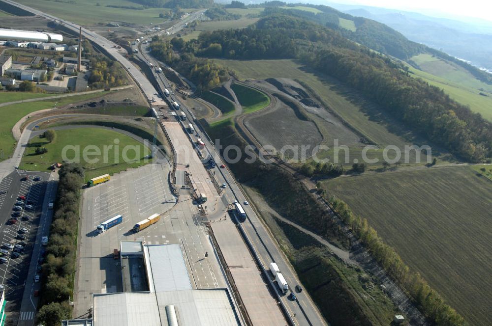 Aerial image Eisenach - Blick über die Raststätte Eisenach auf die Baustelle des Übergang der alten A4 auf die neue A4 nahe der neuen Anschlussstelle Eisenach-West. Der Neubau ist Teil des Projekt Nordverlegung / Umfahrung Hörselberge der Autobahn E40 / A4 in Thüringen bei Eisenach. Durchgeführt werden die im Zuge dieses Projektes notwendigen Arbeiten unter an derem von den Mitarbeitern der Niederlassung Weimar der EUROVIA Verkehrsbau Union sowie der Niederlassungen Abbruch und Erdbau, Betonstraßenbau, Ingenieurbau und TECO Schallschutz der EUROVIA Beton sowie der DEGES.