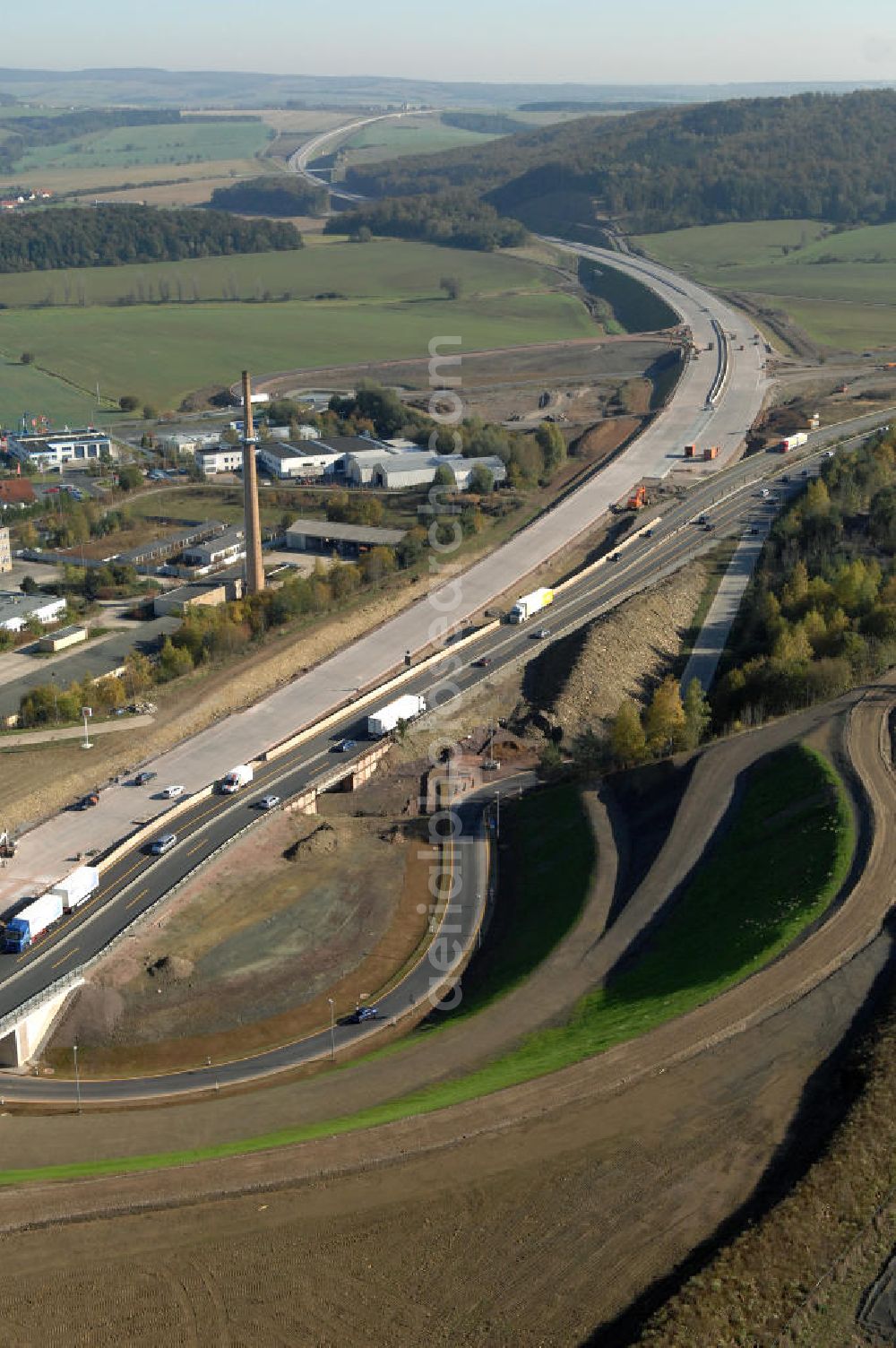 Eisenach from above - Blick auf die Baustelle des Übergang der alten A4 auf die neue A4 nahe der neuen Anschlussstelle Eisenach-West. Der Neubau ist Teil des Projekt Nordverlegung / Umfahrung Hörselberge der Autobahn E40 / A4 in Thüringen bei Eisenach. Durchgeführt werden die im Zuge dieses Projektes notwendigen Arbeiten unter an derem von den Mitarbeitern der Niederlassung Weimar der EUROVIA Verkehrsbau Union sowie der Niederlassungen Abbruch und Erdbau, Betonstraßenbau, Ingenieurbau und TECO Schallschutz der EUROVIA Beton sowie der DEGES.