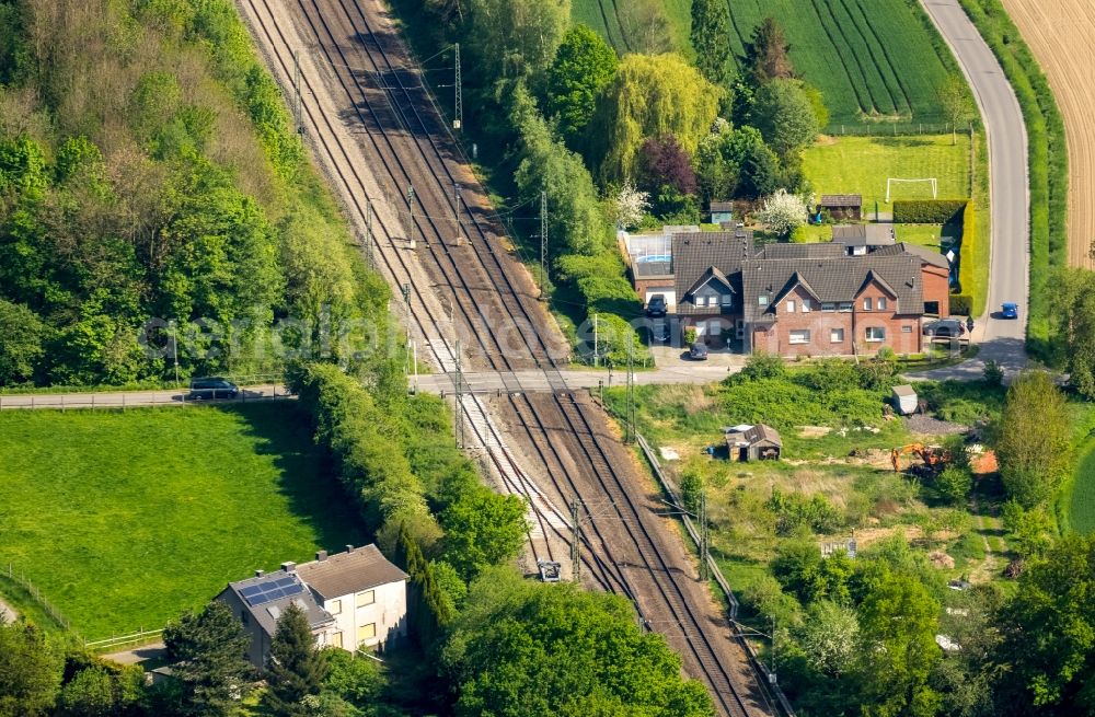 Hamm from the bird's eye view: Crossing of rail and track systems at Weissenstreet in Hamm in the state North Rhine-Westphalia