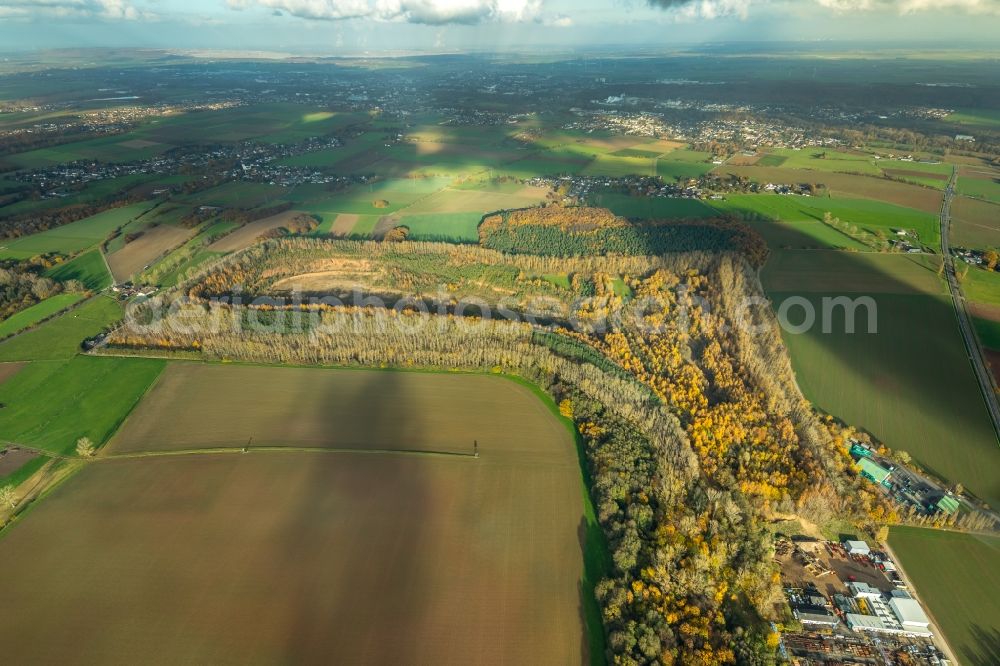 Düren from the bird's eye view: Layers of a mining waste dump Berghalde Beythal in Dueren in the state North Rhine-Westphalia, Germany