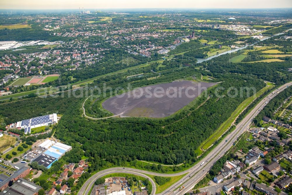 Essen from the bird's eye view: Layers of a mining waste dump Schurenbachhalde Nordsternstrasse in Essen in the state North Rhine-Westphalia