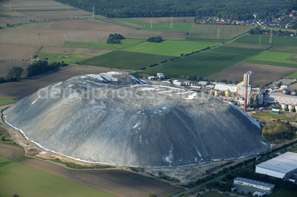 Sehnde from the bird's eye view: Site of the mining stockpile for potash and salt production Bergmannssegen, Schacht Hugo, in the district Ilten in Sehnde in the state Lower Saxony, Germany