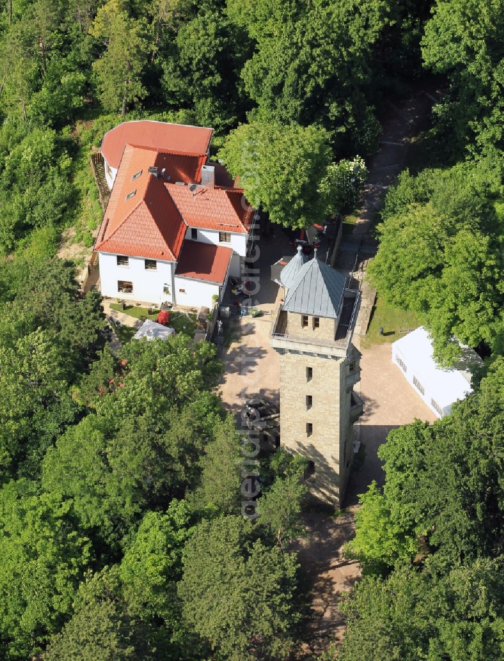 Arnstadt from the bird's eye view: Mountain Guest House Alteburg with Alteburgturm towerlocated on a mountain spur in Arnstadt in Thuringia. The tower, originally called Imperial Tower, was built according to plans by government architect Prof. Hugo Hartung. What was once a tower keeper's house, the present-day mountain guest house, which is a popular hiking destination with Arnstadt the tower developed