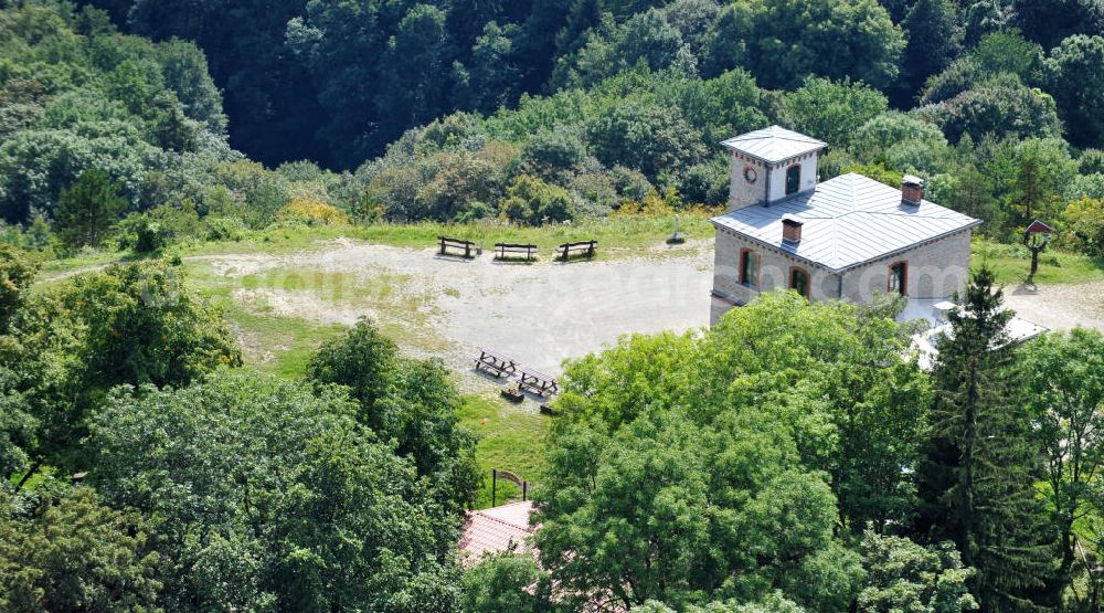 Hörselberge from above - Das Hörselberghaus am Hastrungsfeld steht auf dem höchsten Gipfel der Hörselberge, dem Großen Hörselberg, im Wartburg-Stiftung Eisenachkreis in Thüringen. Es wurde ursprünglich als Vereinsheim, Schutz- und Gasthaus 1890 im Thüringerwald errichtet und ist bis heute ein beliebtes Wan der - und Ausflugsziel. In den 90er Jahren wurde das Bergasthaus umfassend saniert und nach historischem Vorbild hergerichtet. Ancient inn Hörselberghaus at Hastrungsfeld is located on the highest peak of hills Hörselberge, on the Great Hörselberg, in Thuringia. It was originally constructed as a club house, mountain shelter and guest-house in 1890 in the Thuringian Forest and still is a popular hiking and excursion destination today. In the nineties, the mountain inn was refurbished and arranged along historic lines.