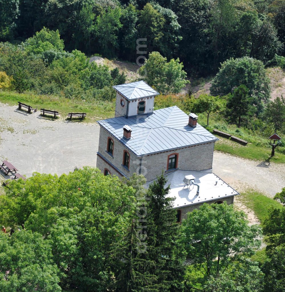 Aerial image Hörselberge - Das Hörselberghaus am Hastrungsfeld steht auf dem höchsten Gipfel der Hörselberge, dem Großen Hörselberg, im Wartburg-Stiftung Eisenachkreis in Thüringen. Es wurde ursprünglich als Vereinsheim, Schutz- und Gasthaus 1890 im Thüringerwald errichtet und ist bis heute ein beliebtes Wan der - und Ausflugsziel. In den 90er Jahren wurde das Bergasthaus umfassend saniert und nach historischem Vorbild hergerichtet. Ancient inn Hörselberghaus at Hastrungsfeld is located on the highest peak of hills Hörselberge, on the Great Hörselberg, in Thuringia. It was originally constructed as a club house, mountain shelter and guest-house in 1890 in the Thuringian Forest and still is a popular hiking and excursion destination today. In the nineties, the mountain inn was refurbished and arranged along historic lines.