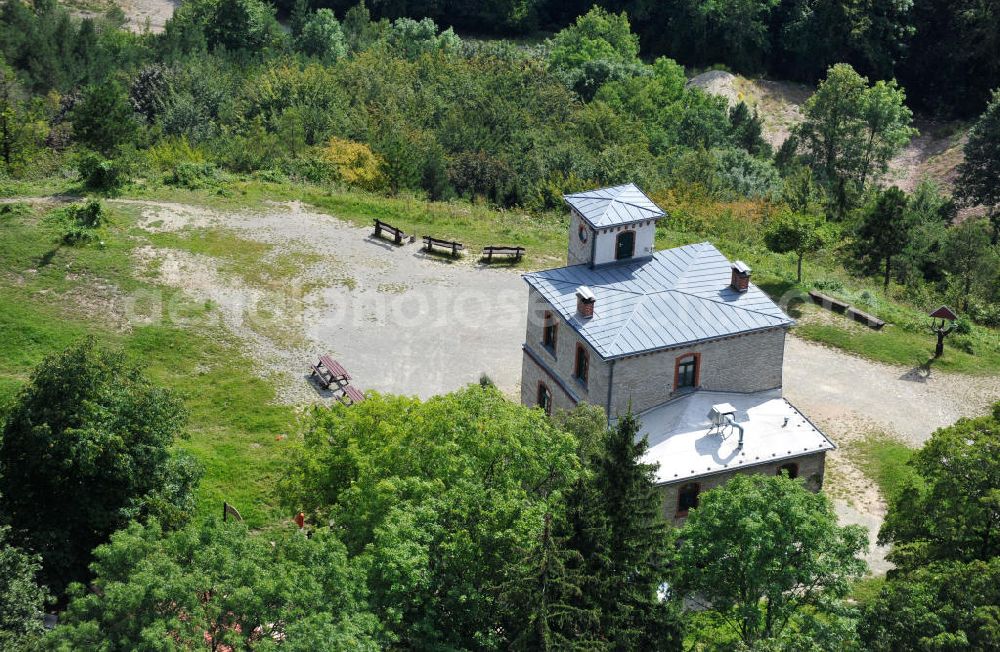 Aerial photograph Hörselberge - Das Hörselberghaus am Hastrungsfeld steht auf dem höchsten Gipfel der Hörselberge, dem Großen Hörselberg, im Wartburg-Stiftung Eisenachkreis in Thüringen. Es wurde ursprünglich als Vereinsheim, Schutz- und Gasthaus 1890 im Thüringerwald errichtet und ist bis heute ein beliebtes Wan der - und Ausflugsziel. In den 90er Jahren wurde das Bergasthaus umfassend saniert und nach historischem Vorbild hergerichtet. Ancient inn Hörselberghaus at Hastrungsfeld is located on the highest peak of hills Hörselberge, on the Great Hörselberg, in Thuringia. It was originally constructed as a club house, mountain shelter and guest-house in 1890 in the Thuringian Forest and still is a popular hiking and excursion destination today. In the nineties, the mountain inn was refurbished and arranged along historic lines.