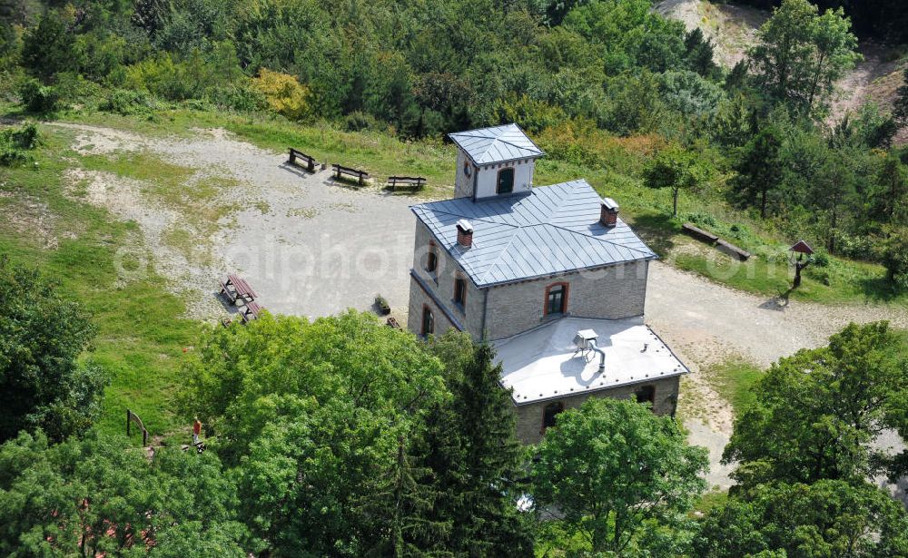 Hörselberge from above - Das Hörselberghaus am Hastrungsfeld steht auf dem höchsten Gipfel der Hörselberge, dem Großen Hörselberg, im Wartburg-Stiftung Eisenachkreis in Thüringen. Es wurde ursprünglich als Vereinsheim, Schutz- und Gasthaus 1890 im Thüringerwald errichtet und ist bis heute ein beliebtes Wan der - und Ausflugsziel. In den 90er Jahren wurde das Bergasthaus umfassend saniert und nach historischem Vorbild hergerichtet. Ancient inn Hörselberghaus at Hastrungsfeld is located on the highest peak of hills Hörselberge, on the Great Hörselberg, in Thuringia. It was originally constructed as a club house, mountain shelter and guest-house in 1890 in the Thuringian Forest and still is a popular hiking and excursion destination today. In the nineties, the mountain inn was refurbished and arranged along historic lines.