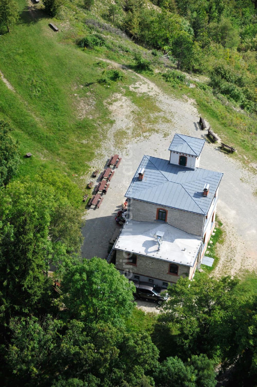 Hörselberge from the bird's eye view: Das Hörselberghaus am Hastrungsfeld steht auf dem höchsten Gipfel der Hörselberge, dem Großen Hörselberg, im Wartburg-Stiftung Eisenachkreis in Thüringen. Es wurde ursprünglich als Vereinsheim, Schutz- und Gasthaus 1890 im Thüringerwald errichtet und ist bis heute ein beliebtes Wan der - und Ausflugsziel. In den 90er Jahren wurde das Bergasthaus umfassend saniert und nach historischem Vorbild hergerichtet. Ancient inn Hörselberghaus at Hastrungsfeld is located on the highest peak of hills Hörselberge, on the Great Hörselberg, in Thuringia. It was originally constructed as a club house, mountain shelter and guest-house in 1890 in the Thuringian Forest and still is a popular hiking and excursion destination today. In the nineties, the mountain inn was refurbished and arranged along historic lines.