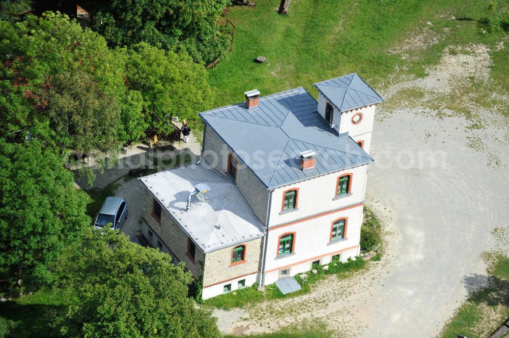 Aerial image Hörselberge - Das Hörselberghaus am Hastrungsfeld steht auf dem höchsten Gipfel der Hörselberge, dem Großen Hörselberg, im Wartburg-Stiftung Eisenachkreis in Thüringen. Es wurde ursprünglich als Vereinsheim, Schutz- und Gasthaus 1890 im Thüringerwald errichtet und ist bis heute ein beliebtes Wan der - und Ausflugsziel. In den 90er Jahren wurde das Bergasthaus umfassend saniert und nach historischem Vorbild hergerichtet. Ancient inn Hörselberghaus at Hastrungsfeld is located on the highest peak of hills Hörselberge, on the Great Hörselberg, in Thuringia. It was originally constructed as a club house, mountain shelter and guest-house in 1890 in the Thuringian Forest and still is a popular hiking and excursion destination today. In the nineties, the mountain inn was refurbished and arranged along historic lines.