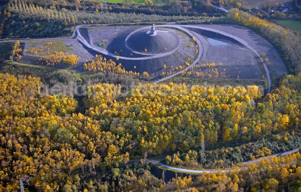 Gelsenkirchen from above - Blick auf die Berghalde Rheinelbe mit der 10 m hohen Himmelsleiter . Das Werk des Künstlers Herman Prigann besteht aus mächtigen Betonblöcken. View of the heap Rheinelbe with the 10 m high Sky Ladder. The work of the artist Herman Prigann is full of large concrete blocks.